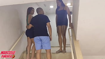 Casal encontra vizinha tarada na escada do prédio e as safadas entram na piroca do dotado