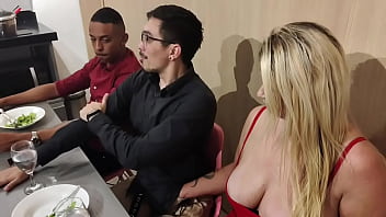 Corno Está Distraído No Jantar Fechando Negócio Tiffany Entra Embaixo Da Mesa Para Chupo O Pau Do Parceiro Veja Completo No Xrd Ou Fechado Sheer thumbnail