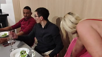 Corno está distraído no jantar fechando negócio tiffany entra embaixo da mesa para chupo o pau do parceiro veja completo no xrd ou fechado sheer