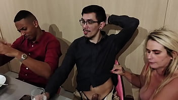 Corno está distraído no jantar fechando negócio tiffany entra embaixo da mesa para chupo o pau do parceiro veja completo no xrd ou fechado sheer