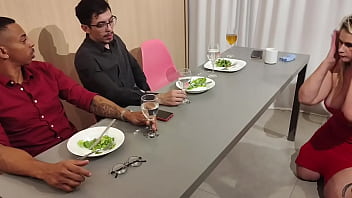 Corno está distraído no jantar fechando negócio tiffany entra embaixo da mesa para chupo o pau do parceiro veja completo no xrd ou fechado sheer