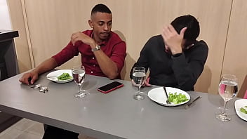 Corno está distraído no jantar fechando negócio tiffany entra embaixo da mesa para chupo o pau do parceiro veja completo no xrd ou fechado sheer