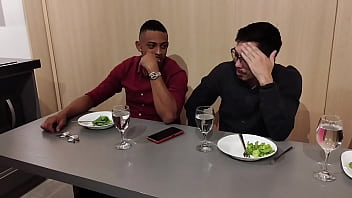 Corno está distraído no jantar fechando negócio tiffany entra embaixo da mesa para chupo o pau do parceiro veja completo no xrd ou fechado sheer Corno está distraído no jantar fechando negócio tiffany entra embaixo da mesa para chupo o pau do parceiro veja completo no xrd ou fechado sheer
