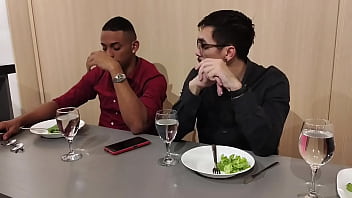 Corno está distraído no jantar fechando negócio tiffany entra embaixo da mesa para chupo o pau do parceiro veja completo no xrd ou fechado sheer