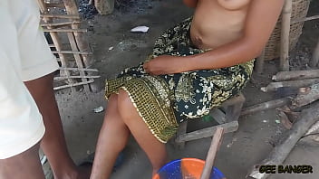 Village ameatur in the kitchen with two long dick