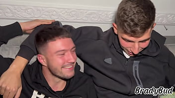 Nos follamos un hermosa puta para celebrar la compra de nuestra nueva casa