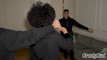 Nos follamos un hermosa puta para celebrar la compra de nuestra nueva casa