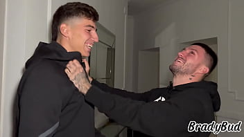 Nos follamos un hermosa puta para celebrar la compra de nuestra nueva casa