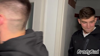 Nos follamos un hermosa puta para celebrar la compra de nuestra nueva casa