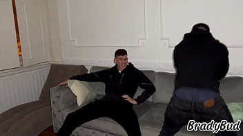 Nos follamos un hermosa puta para celebrar la compra de nuestra nueva casa