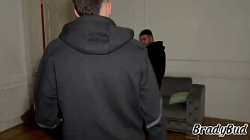 Nos follamos un hermosa puta para celebrar la compra de nuestra nueva casa