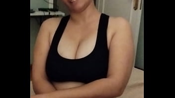 Nadie tiene un par de senos muy ricos y entre ellos paso mi nariz y mi lengua