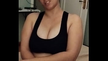 Nadie tiene un par de senos muy ricos y entre ellos paso mi nariz y mi lengua