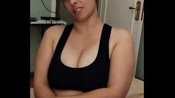 Nadie tiene un par de senos muy ricos y entre ellos paso mi nariz y mi lengua