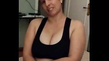 Nadie tiene un par de senos muy ricos y entre ellos paso mi nariz y mi lengua