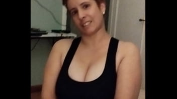 Nadie tiene un par de senos muy ricos y entre ellos paso mi nariz y mi lengua