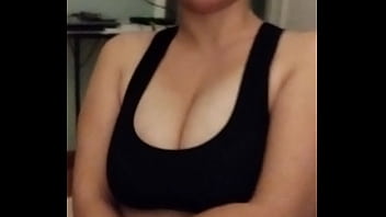 Nadie tiene un par de senos muy ricos y entre ellos paso mi nariz y mi lengua