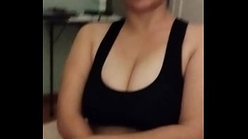 Nadie tiene un par de senos muy ricos y entre ellos paso mi nariz y mi lengua