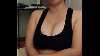 Nadie tiene un par de senos muy ricos y entre ellos paso mi nariz y mi lengua Nadie tiene un par de senos muy ricos y entre ellos paso mi nariz y mi lengua