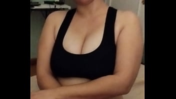 Nadie tiene un par de senos muy ricos y entre ellos paso mi nariz y mi lengua