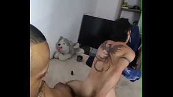 Chico es follado por costeño vergon en su casa mientras no esta su familia en casa