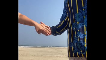 Ruiva casada fica na praia provocando seu amiguinho virgem e logo depois vai pra casa foder com um desconhecido sem camisinha e ganha leite na buceta