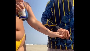 Ruiva casada fica na praia provocando seu amiguinho virgem e logo depois vai pra casa foder com um desconhecido sem camisinha e ganha leite na buceta