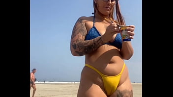 Ruiva casada fica na praia provocando seu amiguinho virgem e logo depois vai pra casa foder com um desconhecido sem camisinha e ganha leite na buceta