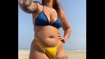Ruiva casada fica na praia provocando seu amiguinho virgem e logo depois vai pra casa foder com um desconhecido sem camisinha e ganha leite na buceta