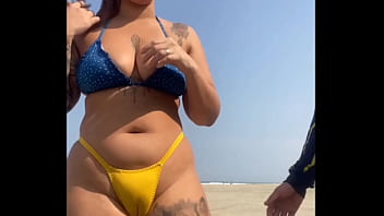 Ruiva casada fica na praia provocando seu amiguinho virgem e logo depois vai pra casa foder com um desconhecido sem camisinha e ganha leite na buceta