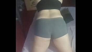 Su short ajustado y su cola en movimiento Su short ajustado y su cola en movimiento