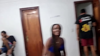 Bastidores da gravação com a novinha cavalona dando cu e fazendo dp com o corno assistindo tudo da salinha