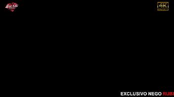 Corno olhando a puta da esposa dando no meio da balada