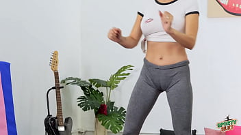 What a beautiful cameltoe on this petite babe in tight leggings