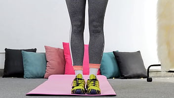 What a beautiful cameltoe on this petite babe in tight leggings