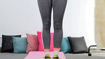 What a beautiful cameltoe on this petite babe in tight leggings