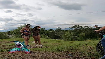 Extranjero hace un trio sin condon con dos latinas