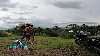 Extranjero hace un trio sin condon con dos latinas Extranjero hace un trio sin condon con dos latinas