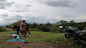 Extranjero hace un trio sin condon con dos latinas Extranjero hace un trio sin condon con dos latinas