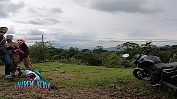 Extranjero hace un trio sin condon con dos latinas