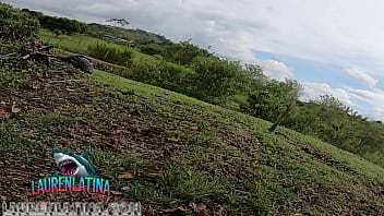 Extranjero hace un trio sin condon con dos latinas