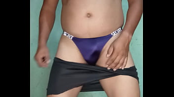 Hombre modelando tanga morada satinada victoria's secret