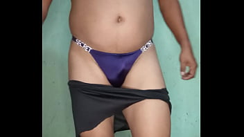 Hombre modelando tanga morada satinada victoria's secret