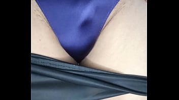 Hombre modelando tanga morada satinada victoria's secret