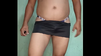 Hombre modelando tanga morada satinada victoria's secret