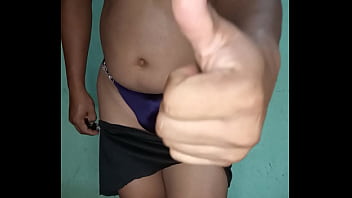 Hombre modelando tanga morada satinada victoria's secret