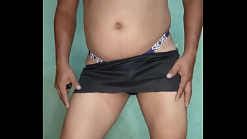 Hombre modelando tanga morada satinada victoria's secret