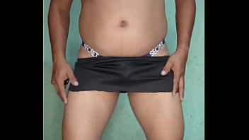 Hombre modelando tanga morada satinada victoria's secret