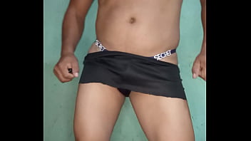 Hombre modelando tanga morada satinada victoria's secret