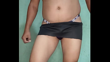 Hombre modelando tanga morada satinada victoria's secret